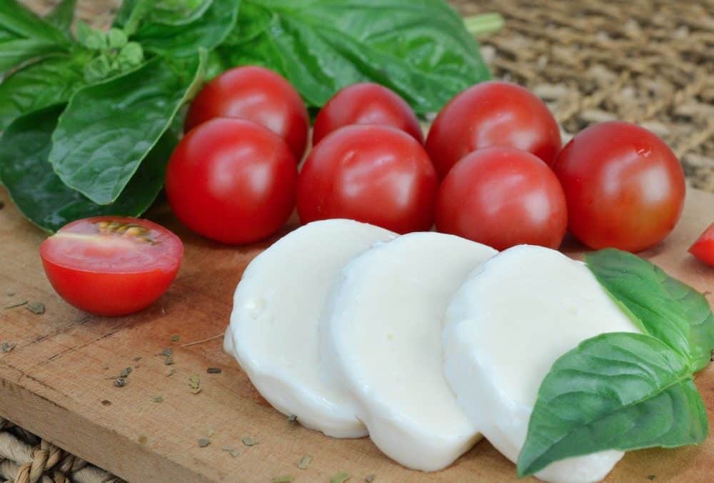 PASTA CORTA CON POMODORI E MOZZARELLA FILANTE