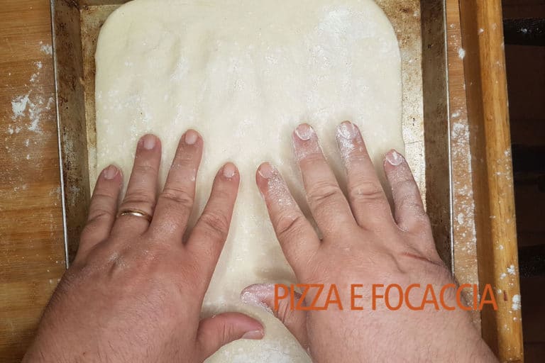 focaccia genovese in teglia schiacciata1