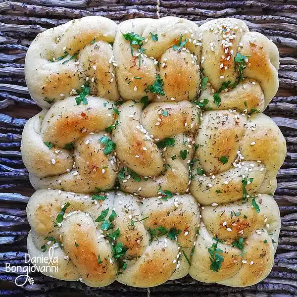 Ricetta Nodini all'Aglio di Pasta Brioche 1 Nodini All'aglio