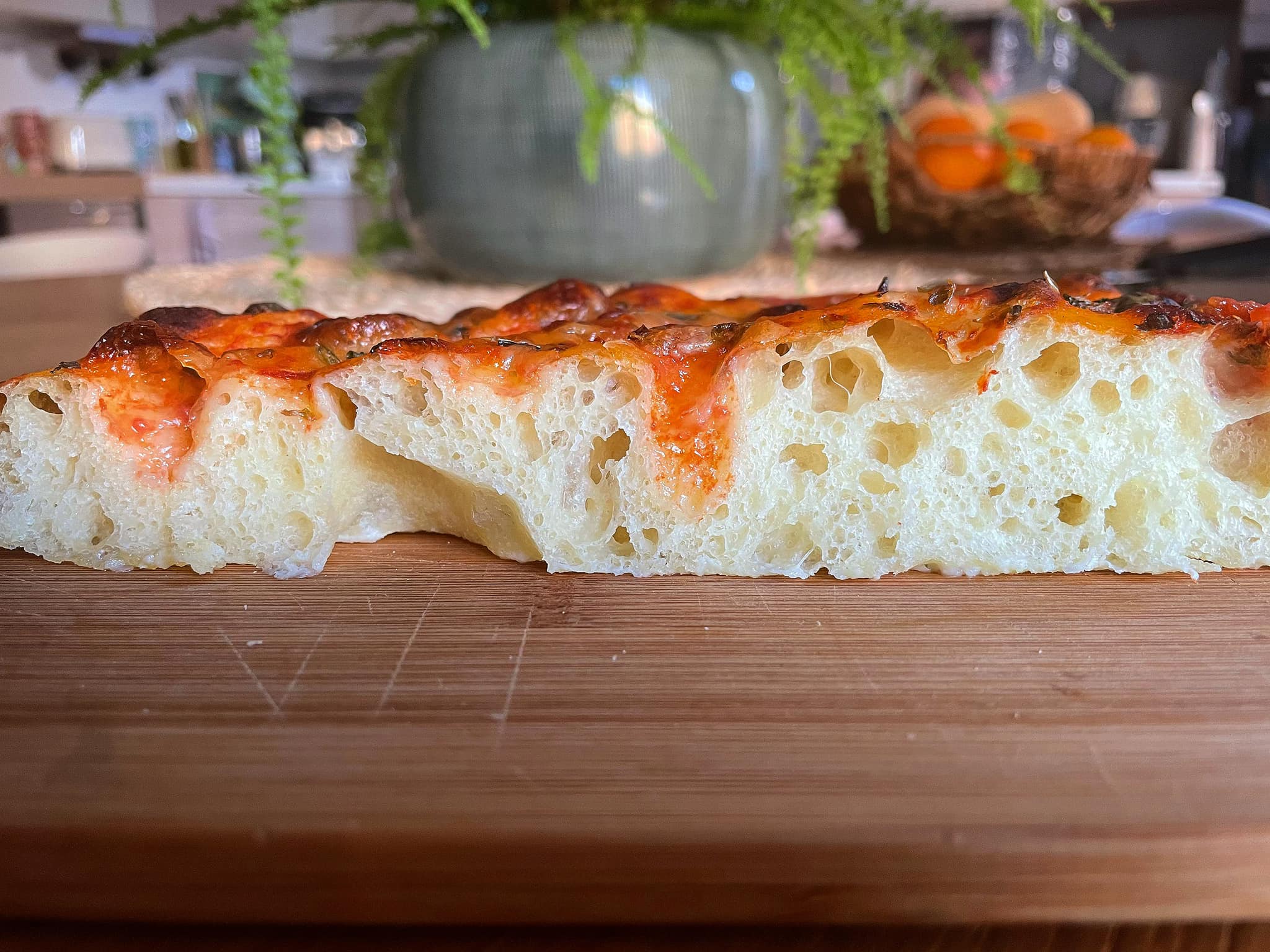 Focaccia in teglia alta e morbida - Una Famiglia in Cucina