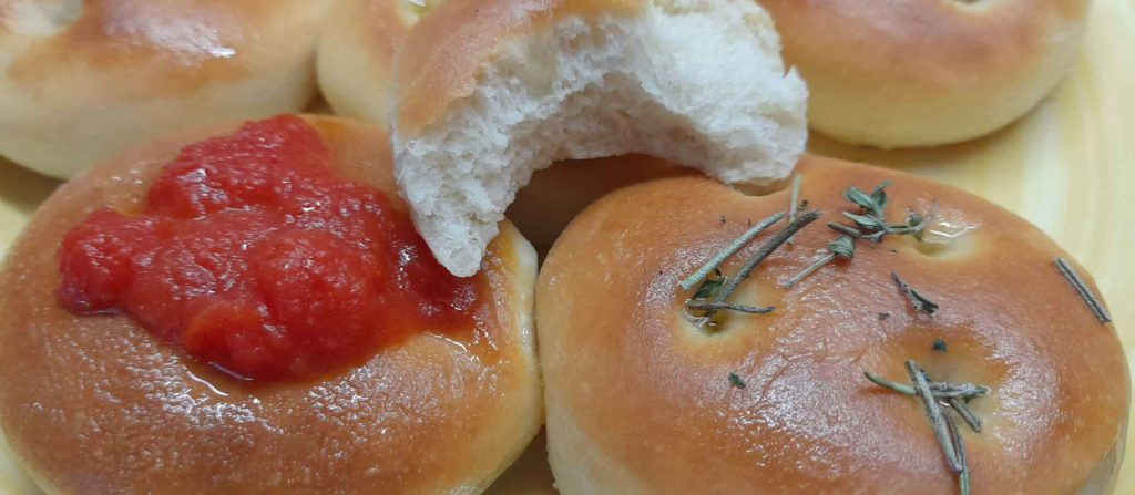 Ricetta Focaccine soffici, fatte a mano - PizzaeFocaccia.it