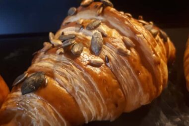 Croissant salati! Sfogliati a mano con burro.