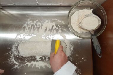 I 10 utensili indispensabili in cucina per la pizza e pane in casa