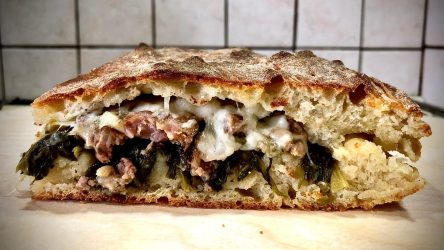 Pizza farcita, impasto di semola e farro bianco.